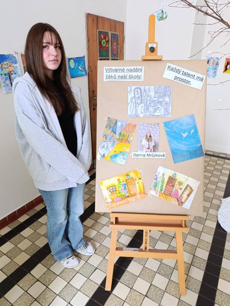 Mezi výtvarně nadané žáky naší školy patří Darina Mrůzková z 8.A. Vyznačuje se výrazným výtvarným talentem, vysokou mírou kreativity a schopností samostatně a originálně zpracovávat různorodá témata.