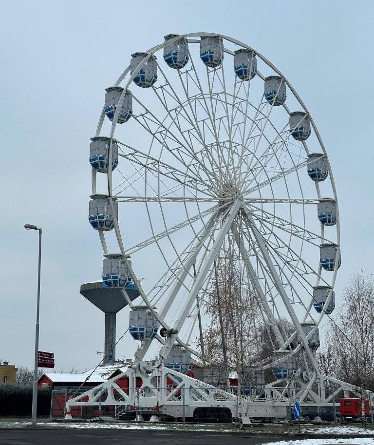 Vzhledem k tomu, že počasí po většině prosince příliš vyhlídkám z Bělotínského kola, které je umístěno na parkovišti u restaurace Hasičárna Sparta, nepřálo, byl provoz kola prodloužen do konce ledna. Kolo bylo v provozu vždy o víkendech Zábor veřejného prostranství je povolen do 20. února kvůli demontáži celého zařízení, které je závislé na příznivém počasí.
