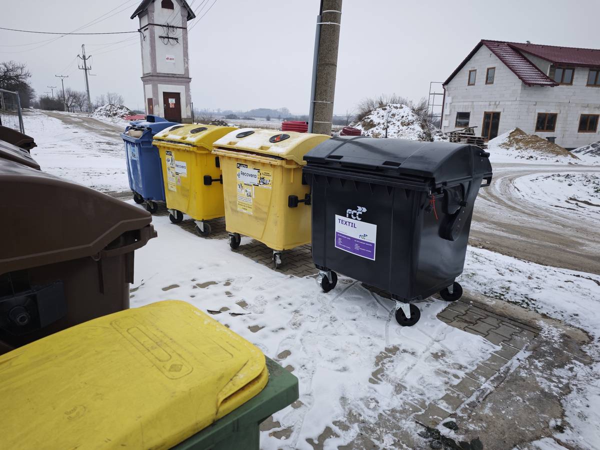 Upozorňujeme občany, že od 1. 2. 2026 došlo k výměně provozovatele kontejnerů na textil z firmy TextilEco a.s. na firmu FCC Česká republika s.r.o.; nově máme k dispozici dva kontejnery – jeden je umístěn za školou a druhý na stanovišti u staré hospody, svoz bude probíhat 1× měsíčně.