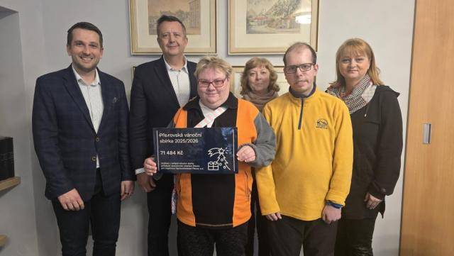 71 484 korun, tuto částku Přerované nasbírali do pokladničky u vánočního stromu a dnes si ji na symbolickém šeku převzali zástupci denního stacionáře Spolusetkávání.  „Finance využijeme na stavbu pergoly na zahradě a také na zřízení vyvýšeného záhonu,“ informovala ředitelka stacionáře Hana Ryšánková. Město pořádá sbírku již od roku 2010 a štědrost dárců se rok od roku zvyšuje.  Šestnáctý ročník sbírky, který o více jak dvacet tisíc korun překonal výtěžek předchozího ročníku  tak potvrdil, že Přerované během adventu a Vánoc na potřebné nezapomínají.