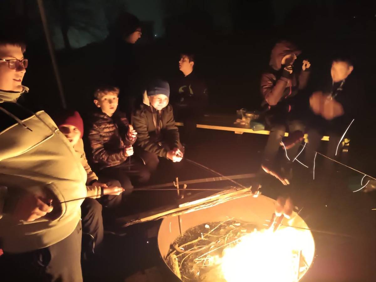 Naše první přespávačka byla ve znamení opékání buřtíků, zpívání táboráckých písniček, únikovky a bobříka odvahy. Zvládli všichni:-)