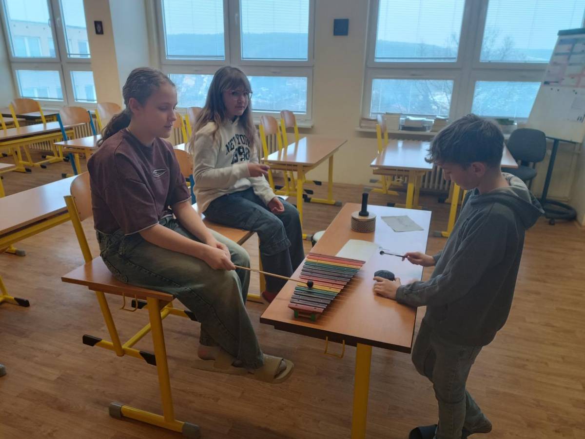 Láska, strach, soucit, radost..žáci si na hudebce vyzkoušeli, jaké to je ztvárnit emoce pomocí hudebních nástrojů:-)