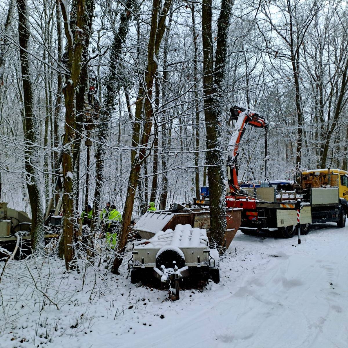 Aktuálně se provádí hydrogeologický vrt HT9 hned u cesty v nejvyšší části osady Záhrabská. Práce jsou zhruba v polovině, hloubka kolem 80 m, vody ve vrtu prý zatím málo. Situace v okolních studnách je stabilizovaná. U přístupných studen se provádí prakticky denně  ruční měření, hladiny neklesají.   Od cca 40 m vrtání pokračuje průměrem 160 mm a práce by měly být dokončeny možná už tento týden v hloubce 180 m. Následně proběhne třítýdenní čerpací zkouška, ale to až se více oteplí ....    Během čerpání bude opět zostřený dohled na stav okolních studen.
