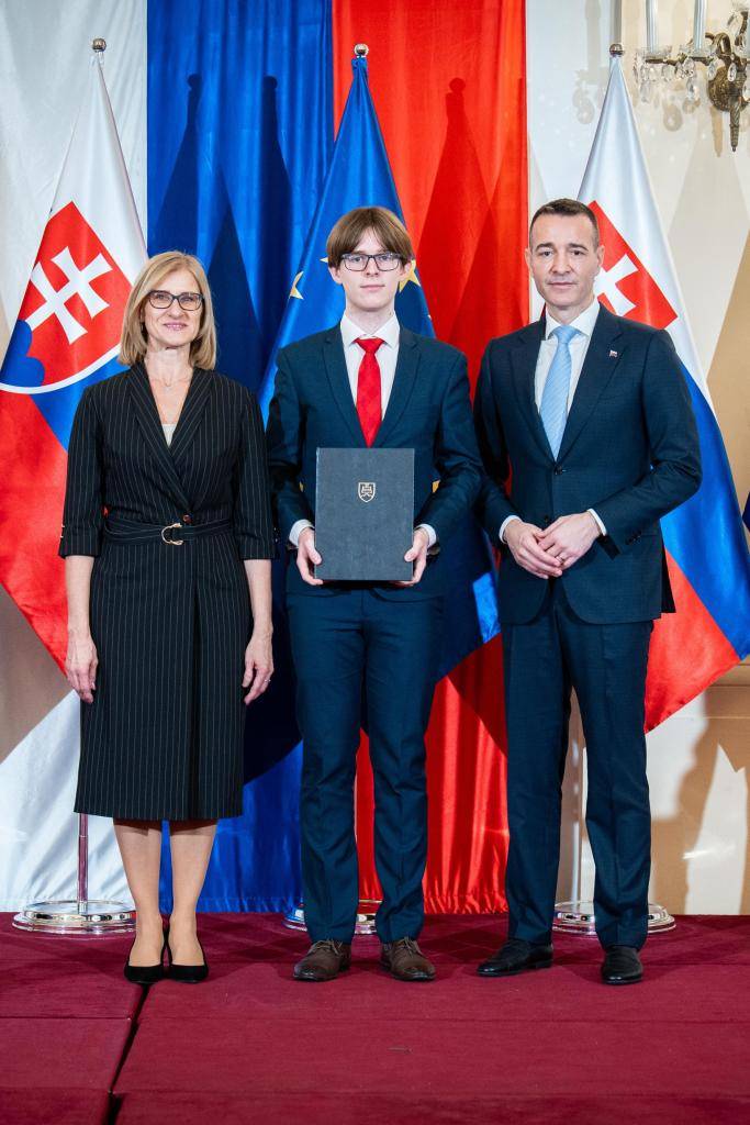 Kluknavčan Martin Magda na pôde historickej budovy Národnej rady SR v Bratislave prijal dňa 29. 1. 2026 ocenenie ministra školstva Tomáša Druckera za úspešnú reprezentáciu Slovenska na medzinárodných predmetových olympiádach a súťažiach v školskom roku 2024/2025.