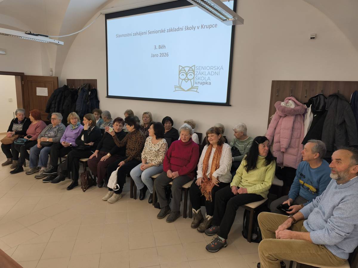 V pondělí 2. února v Krupce odstartoval již třetí běh Seniorské základní školy. Město tímto projektem podporuje aktivní stárnutí a nabízí formou vyučování pestrý vzdělávací i volnočasový program. Projekt se mezi krupskými seniory těší velké oblibě a zájem o účast v něm rychle stoupá. Letos se proto otevřela i druhá třída a kapacita Seniorské základní školy se tím zvýšila celkem na 21 osob. „Opravdu si vážím tak velkého zájmu o náš projekt. Dělá mi radost, když vidím, jak společně budujeme něco tak pěkného, co dělá radost Vám i nám,“ sdělila seniorům na slavnostním zahájení paní Anna Zvoníčková, která se stará o organizaci projektu Seniorské základní školy. V tomto běhu se senioři mohou těšit na předměty jako jsou například výtvarná výchova, tělesná výchova, německý jazyk, historie, ale i třeba na IT či přednášky o bezpečnosti seniorů. Čeká je také mnoho výletů a zajímavých činností. Jednou z nich je například kurz keramiky, nebo pravidelné trénování paměti.