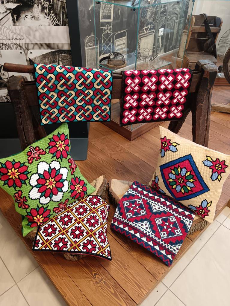 Mestské múzeum Karola Točíka, Vás srdečne pozývam na výstavu krížikovej výšivky na vankúšoch s názvom    " Niťou písané spomienky "