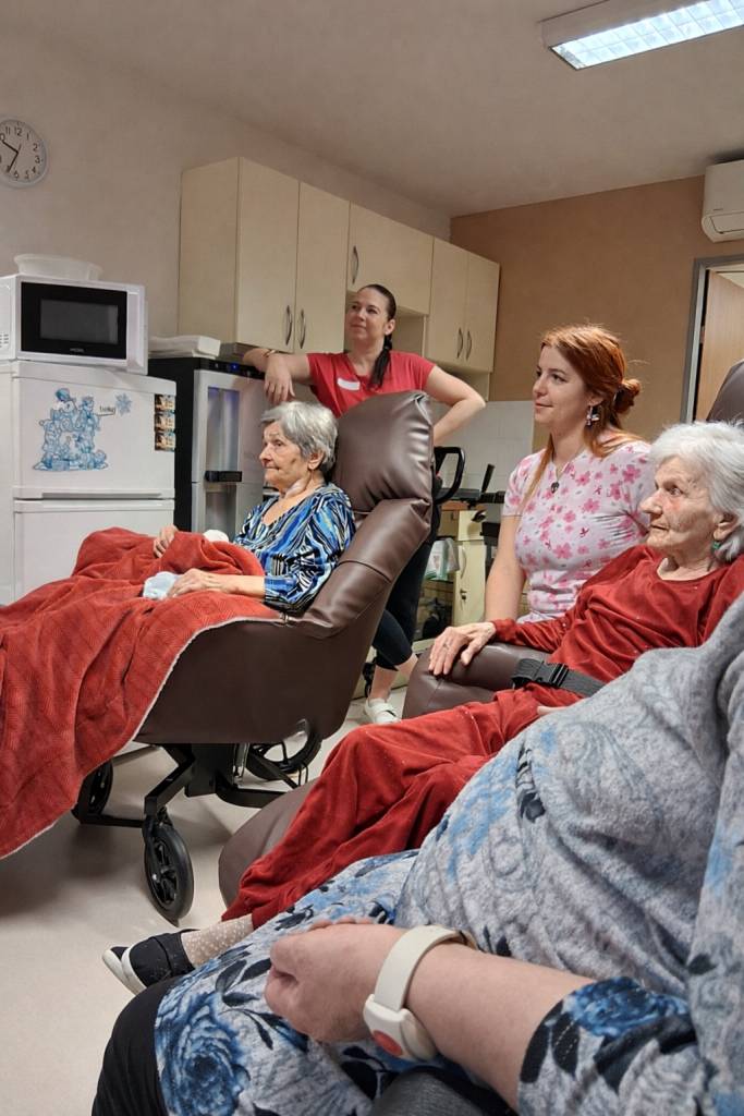 Do Domova pro seniory Oblouková a Domova pro seniory Na Valech zavítal hudebník pan Frantík a představil se jako zkušený hráč na heligonku a svým vystoupením si okamžitě získal publikum.