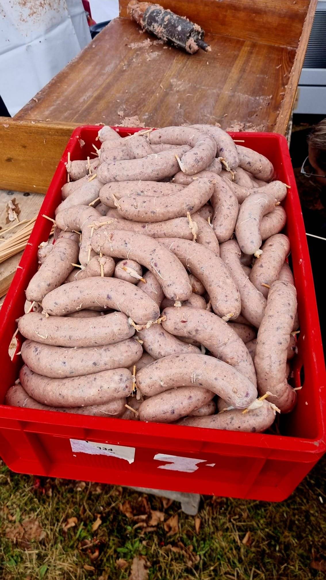 Děkujeme všem, kteří dorazili na naší historický první Obecní zabíjačku v Lišících. Bylo fajn se potkat, popovídat si a strávit společně příjemný čas jako sousedé, také děkujeme za skvělou atmosféru, dobrou náladu a podporu obecních akcí. Zvláštní poděkování patří všem, kteří se podíleli na přípravě a organizaci akce. Moc si vážíme toho, že máte chuť se setkávat a pomáhat udržovat naši obec živou. Těšíme se zase někdy příště! starosta                                                      místostarosta Tomáš Černý                                             Milan Janouch