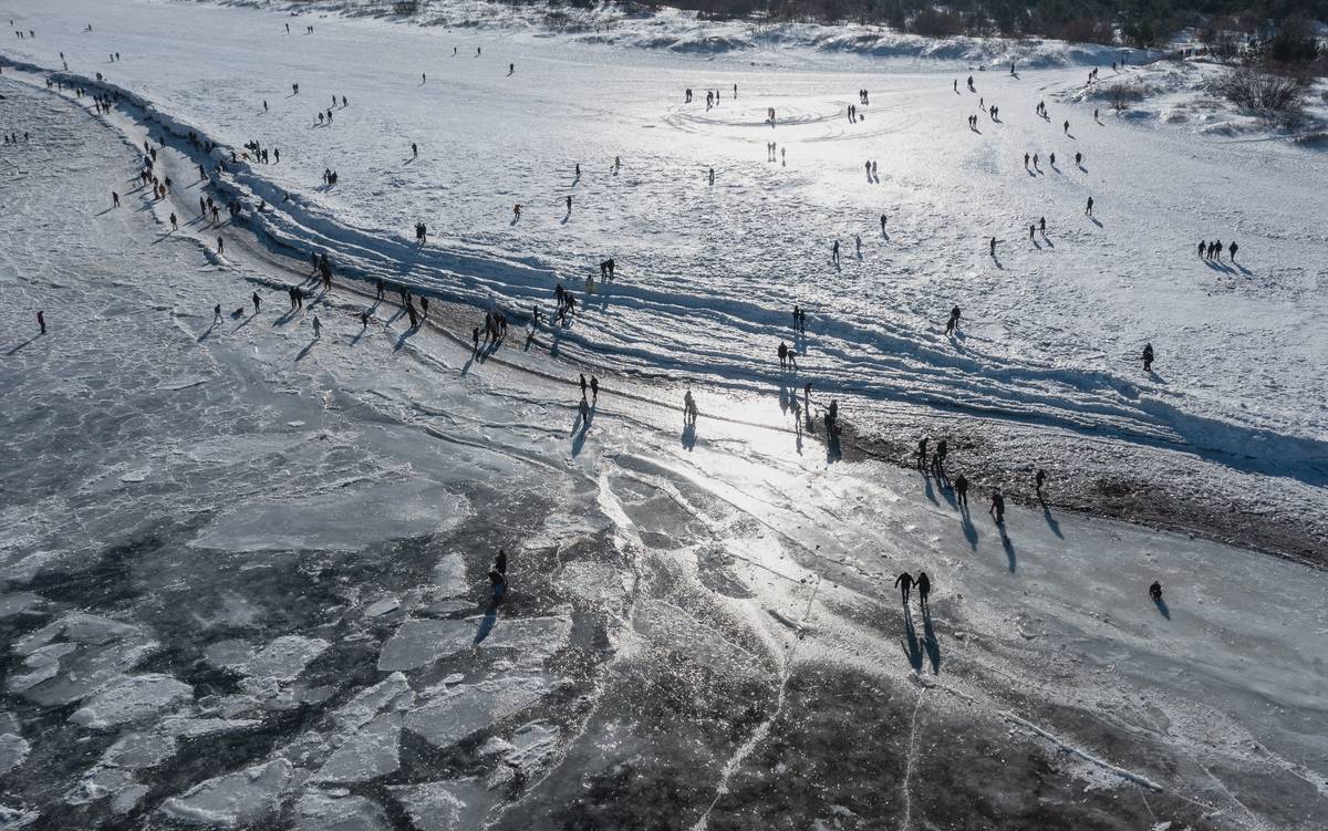 Dronový záběr zamrzlého Baltského moře u ústí řeky Visly poblíž polského Mikoszewa