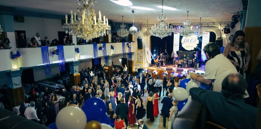 Slavnostní večer plný elegance, hudby a dobré nálady. Takový byl Varnsdorfský ples. Podívejte se na fotogalerii.