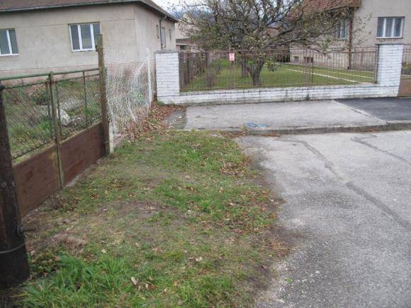 Chodník a , popri stanici