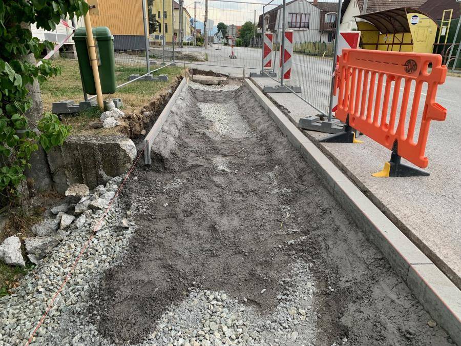 Chodník je navrhnutý pozdĺž štátnej cesty III/2143, v smere od Turčianskeho Petra do Koštian nad Turcom ako ľavostranný.