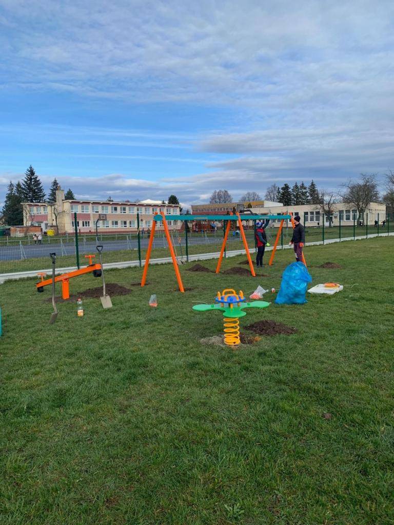 Naši najmenší a ich rodičia sa môžu tešiť z nového detského ihriska.Veríme, že im urobí radosť a strávia tam spolu príjemné chvíle.
