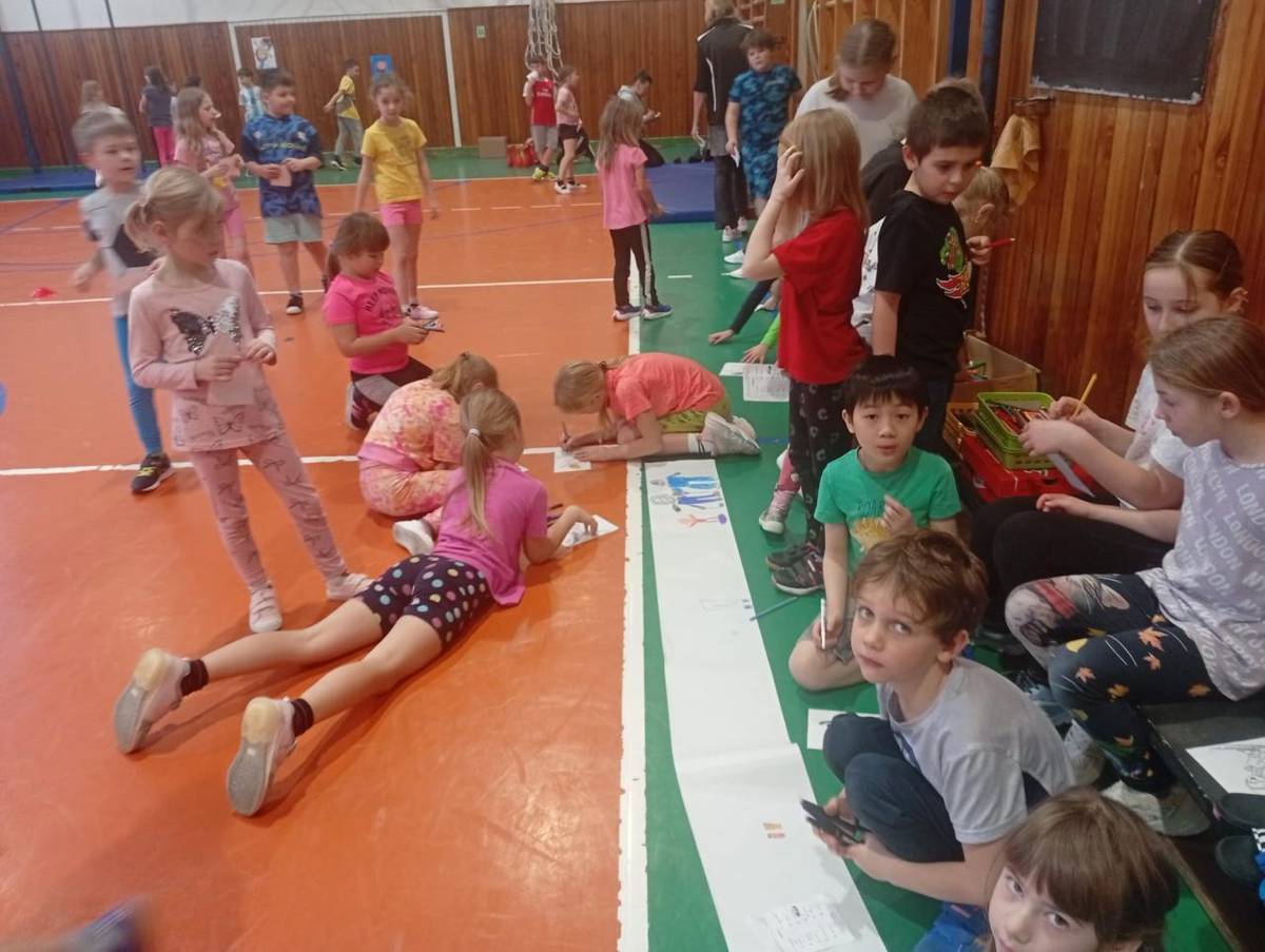 Minulý týden ve čtvrtek se v tělocvičně pro žáky 1. stupně uskutečnilo sportovní dopoledne plné pohybu a soutěžení. Děti se zapojily do několika různých sportovních disciplín, ve kterých si vyzkoušely svou obratnost, rychlost, sílu i týmovou spolupráci.