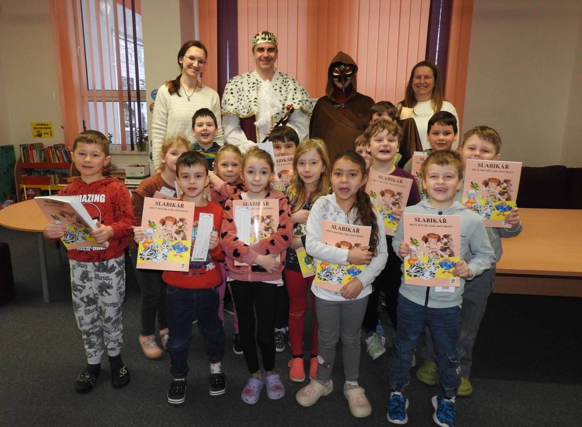 Do knihovny dorazili naši prvňáčci, aby si od Písmenkového krále a čarodějky Písmomily převzali slabikáře.