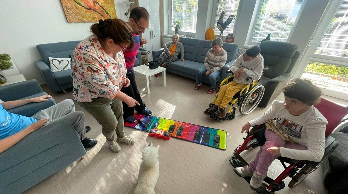 Aj vďaka mestským dotáciám sa v Trnave dejú veci, ktoré majú reálny dopad na ľudí.    V roku 2025 sme podporili projekty, ktoré priniesli viac osvety o autizme (vrátane modrého nasvietenia radnice), zmysluplné aktivity a terapie pre ľudí so zdravotným znevýhodnením, komunitný program pre rodiny v Trnavskom materskom centre a aj konkrétne kroky na ochranu verejného zdravia.    Združenie STORM napríklad v roku 2025 z verejných priestranstiev zlikvidovalo 121 voľne pohodených injekčných striekačiek a v spolupráci s klientelou bezpečne zlikvidovalo desaťtisíce kusov injekčného materiálu.     Máte organizáciu alebo združenie a chcete rozbehnúť aktivitu, ktorá pomôže ľuďom v Trnave? O mestskú dotáciu môžete požiadať v prvom kole do konca augusta a ak ostanú prostriedky, žiadosti sa dajú podávať aj priebežne počas roka až do vyčerpania.     Viac informácií nájdete v tomto článku.