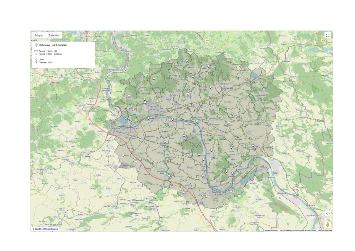obracíme se na Vás v souvislosti s potvrzením nebezpečné nákazy – newcastleské choroby (pseudomoru drůbeže)  u volně žijících ptáků.  U nalezené uhynulé hrdličky zahradní na území obce Křešice byl potvrzen výskyt pseudomoru drůbeže (newcastleské choroby). Chovatelům drůbeže a jiných ptáků v pásmu dozoru v poloměru 10 km chovaných v zajetí se doporučuje důsledné dodržování opatření biologické bezpečnosti ve svých chovech, spočívající zejména v ochraně chovaných ptáků před kontaktem s volně žijícími ptáky, kteří jsou zdrojem nákazy pro chované ptáky.