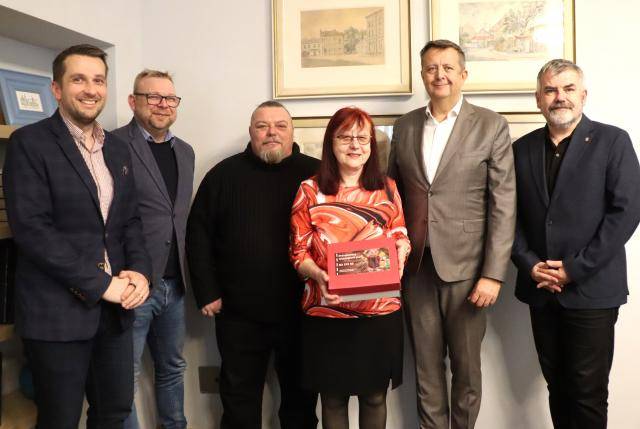 Dnes předali zástupci města organizaci Alfa handicap výtěžek šestého ročníku charitativní akce, v rámci níž si přerovský primátor Petr Vrána v závěru prosince stoupl spolu se svými náměstky za prodejní pult prodejního stánku a nabízel návštěvníkům vánočních trhů punč za minimální částku 60 korun. Ten na akci daroval prodejce Jan Jakeš. Výtěžek z této dobročinné akce v rekordní výši 63 tisíc 213 korun byl dnes předán Ivaně Apolenářové, která zastupuje sdružení Alfa Handicap. Za darované peníze plánuje organizace dokoupit vybavení do půjčovny kompenzačních pomůcek, kterou provozuje ve svém sídle na náměstí Svobody v Přerově. Nejvíce je potřeba dokoupit mechanické invalidní vozíky, polohovací postele a antidekubitní matrace.