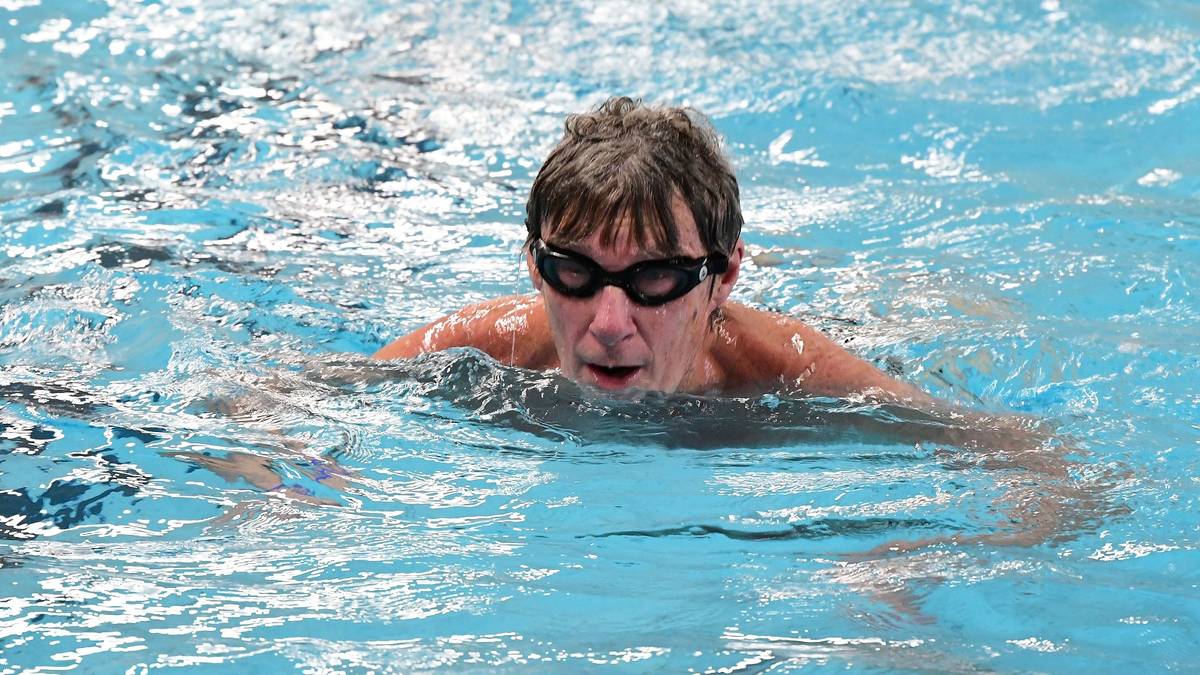 Již podvanácté se v Česku (pojedenácté v Litoměřicích) koná plavecká akce pro seniory Přeplavme svůj La Manche, jíž hlavním organizátorem je iniciativa SenSen (Senzační Senioři). Do sportovní výzvy, která začala ve čtvrtek 5. února dopoledne, se hned od prvního dne v Litoměřicích zapojily desítky seniorů.  „Soutěžící mají v rámci této akce celý únor vstup do plaveckého bazénu zdarma, a to vždy ve čtvrtek od 9 do 11 hodin a v neděli od 14 do 16 hodin,“ sdělila Kateřina Benešová, referentka komunitního plánování Městského úřadu v Litoměřicích, který akci spolupořádá se spolkem LiPen a Městskými sportovními zařízeními. Každý účastník si své uplavané metry zaznamenává do kartičky, kterou si lze vyzvednout v knihovně, plaveckém bazénu nebo městském infocentru. Na stejných místech je nutné kartičku také odevzdat, a to nejpozději do 9. března 2026. „Důležité je zmínit, že za stejných podmínek existuje i suchá varianta. Je tedy možné se do soutěže zapojit i chůzí,“ podotkla Kateřina Benešová. Loňský ročník byl v Litoměřicích velice úspěšný. Kartičky odevzdalo 45 seniorů, kteří dohromady uplavali téměř 320 kilometrů, což je skoro dvakrát tolik než v roce 2024. „Hlavním smyslem akce je, aby si všichni měli možnost zasportovat a udržovali se v pohybu,“ doplnila Kateřina Benešová s tím, že nejstarší účastnicí je letos 97letá seniorka. {gallery}02026/la_manche{/gallery}