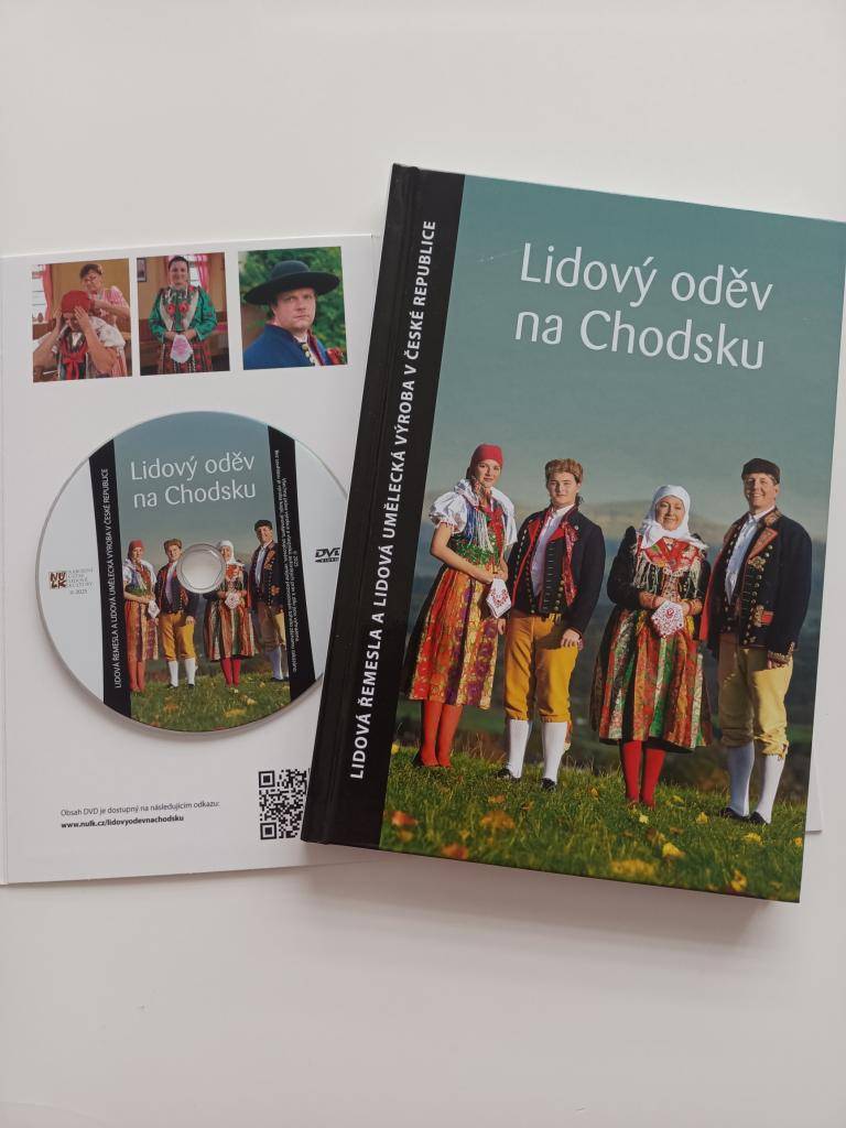 Národní ústav lidové kultury ve Strážnici vydal novou knihu o chodském kroji, jejíž autorkou je etnoložka Lucie Kalousová.