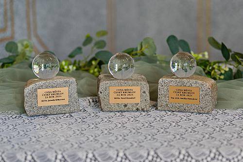 Do konce března můžete nominovat osobnosti na Cenu města Český Krumlov. Máte-li tip na někoho, kdo v uplynulém roce dosáhl mimořádného počinu, nebo dlouhodobě přispívá k rozvoji a obohacení života města, neváhejte ho navrhnout. Rada města a zastupitelé pak rozhodnou o letošních laureátech.