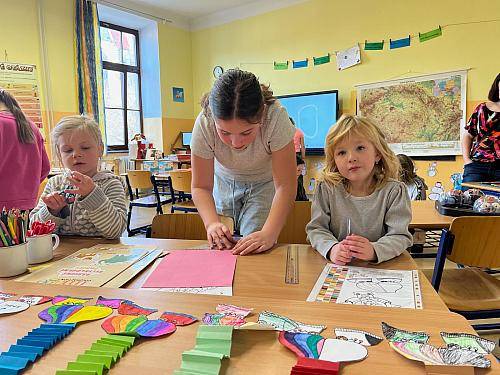 Rada města na pondělním jednání schválila zrušení kapacitních výjimek v městských mateřských školách u nově otevíraných tříd. Zrušení těchto výjimek povede k rovnoměrnějšímu využívání kapacit všech mateřských škol. Vedení města zároveň v současné době neuvažuje o rušení ani omezování provozu žádné mateřské školy. Stejně tak ani v oblasti základních škol nejsou v tuto chvíli připravovány žádné změny.