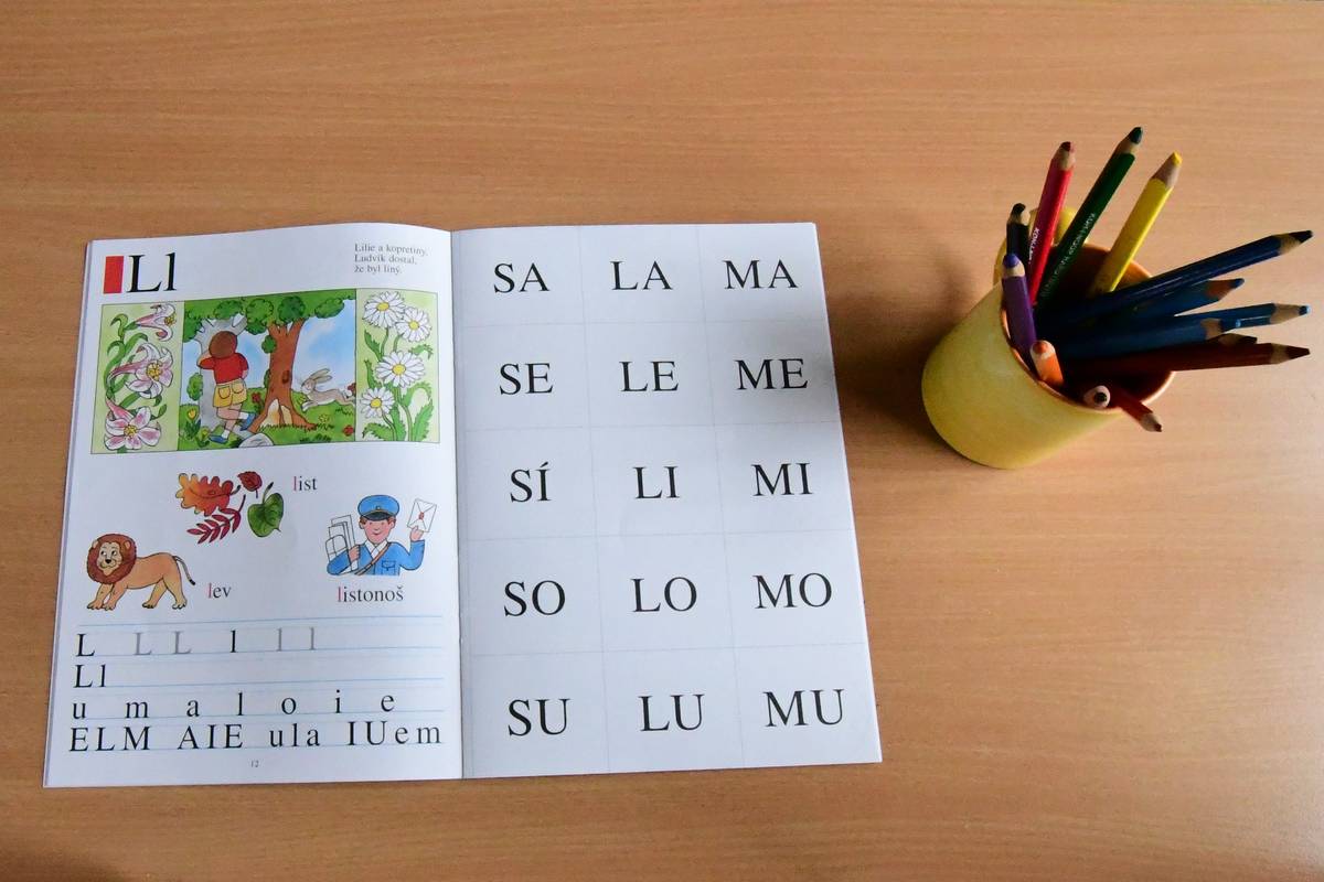 Zápisy do prvních tříd základních škol zřizovaných městem Litoměřice pro nadcházející školní rok proběhnou v úterý 10. a ve středu 11. února, vždy od 14 do 17 hodin. Týkají se předškoláků, kteří do 31. srpna 2026 dovrší šestý rok věku.  K zápisu je nutné přinést rodný list dítěte a občanský průkaz zákonného zástupce. Podrobné informace k organizaci zápisů, včetně přesných časů a případných doprovodných aktivit pro děti, zveřejňují jednotlivé základní školy na svých webových stránkách.