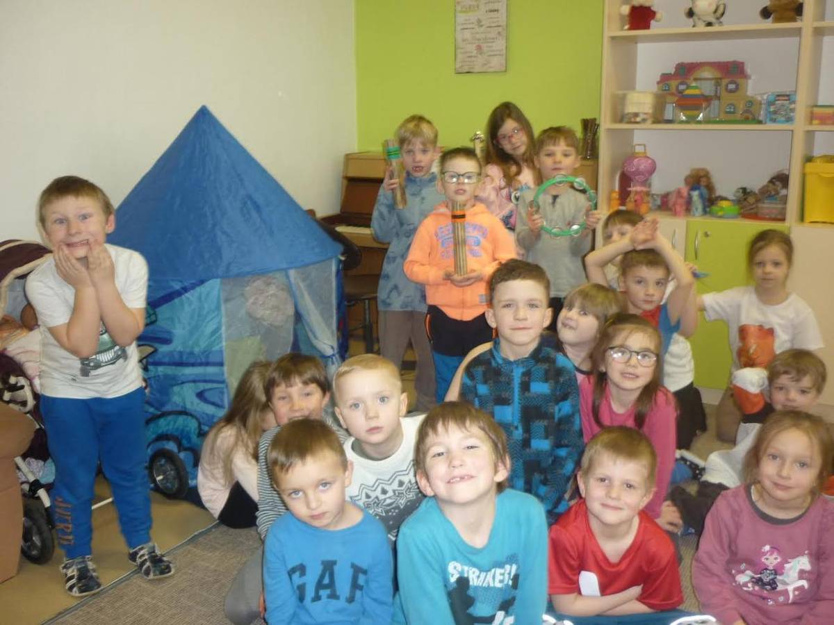 Do pestrobarevně vyzdobené školní družiny zavítali budoucí prvňáčci se svými p. učitelkami z mateřské školy. Ze všech heren na ně vykukovali klauni, masky, prostě vše, co je spojeno s masopustem a veselím.