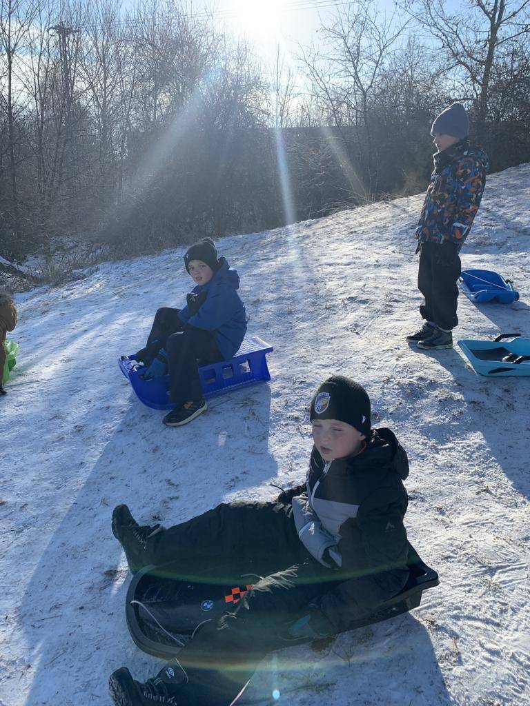 Po Vánocích konečně napadlo, a tak jsme během ledna využili  sněhové nadílky a několikrát jsme se byli venku vyřádit.