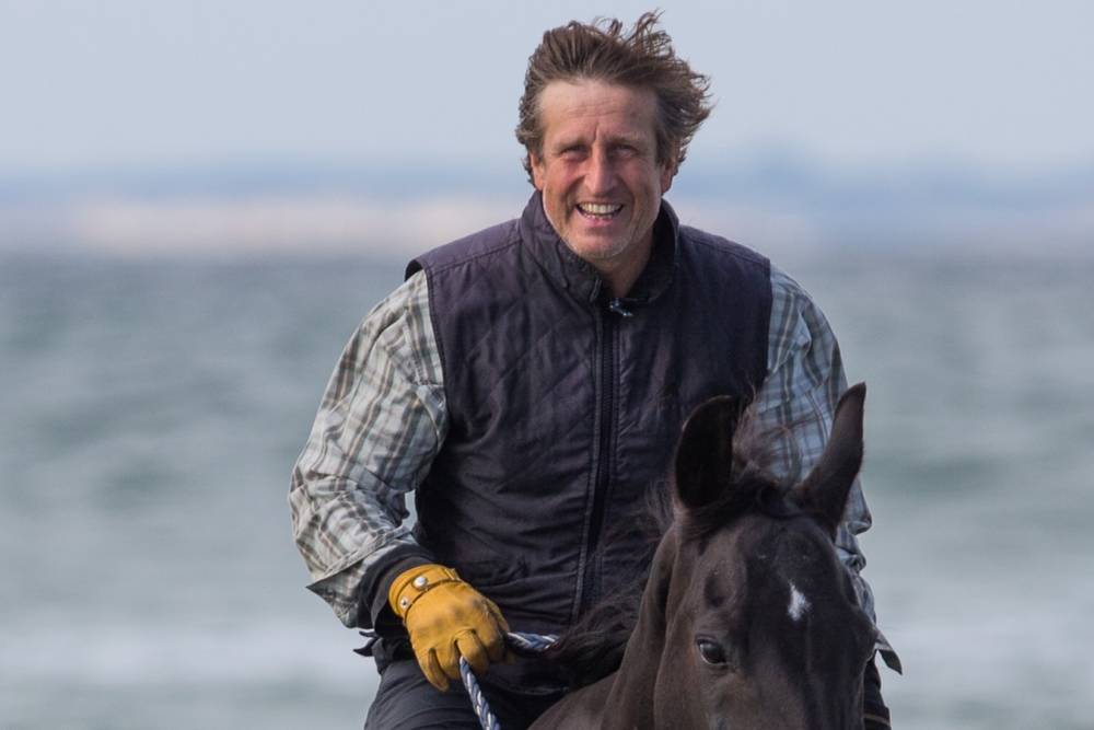 Václav Vydra je český herec, dabér, bavič a krom toho také milovník a chovatel koní. Přijďte si poslechnout jeho historky známé i méně známé.