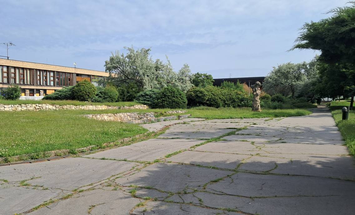 Město Žatec připravuje rozsáhlou revitalizaci prostoru Havlíčkova náměstí v lokalitě Podměstí. V současné době již byla podána žádost o stavební povolení a probíhá zpracování prováděcí projektové dokumentace. Po jejím dokončení bude vyhlášeno výběrové řízení na dodavatele stavebních prací.