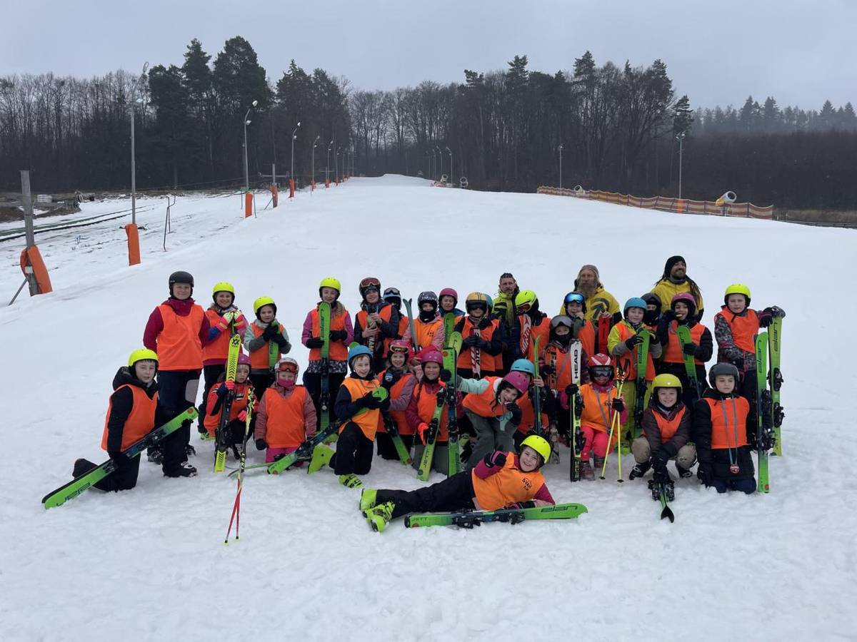 V posledním lednovém týdnu se žáci čtvrtého a pátého ročníku zúčastnili čtyřdenního lyžařského kurzu, který probíhal na svahu ve Zlíně.