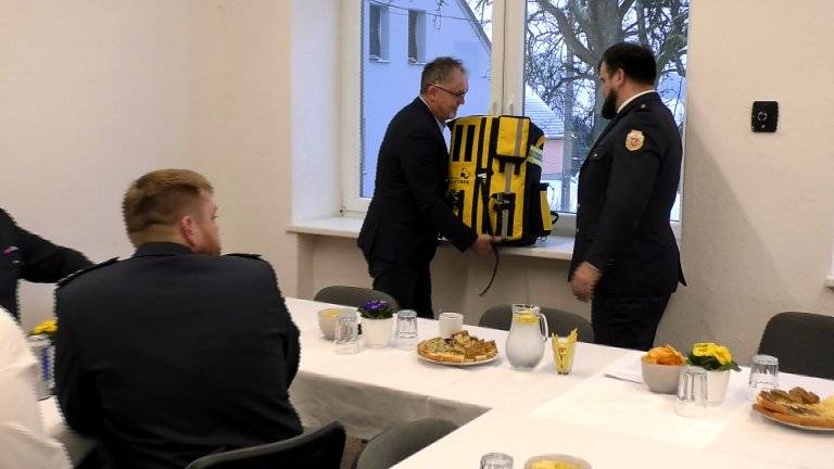 Po Valšovicích a Drahotuších dostali speciální hasební batoh s výbavou na hašení lesních požárů také dobrovolní hasiči z Uhřínova a Velké. Ve Velké jim je předal starosta města Daniel Vitonský a na Uhřínově místostarosta Karel Machyl.