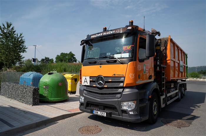 Obyvatelé hlavního města se zlepšují v třídění. Do barevných popelnic a kontejnerů odložili loni o 3 500 tun odpadu více než v roce 2024. Zároveň vyprodukovali větší množství směsného komunálního odpadu. U domácností v metropoli vzrostl zájem o separaci bioodpadu do hnědých kontejnerů. Podrobnosti dále.