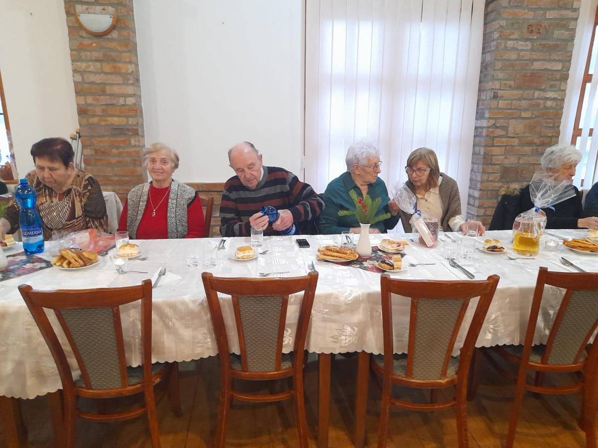 V období vianočného adventu sa 10.decembra stretli naši členovia na vianočnom večierku v miestnom kultúrnom dome.