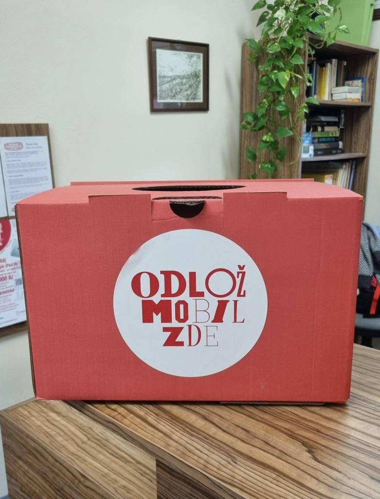 Máte doma ,,mrtvý'' mobil? Dejte jim šanci na nový život!  Opět jsme se zapojili do soutěže Odlož mobil! Místo aby staré telefony ležely zapomenuté v šuplíku, pojďte je společně poslat k recyklaci.