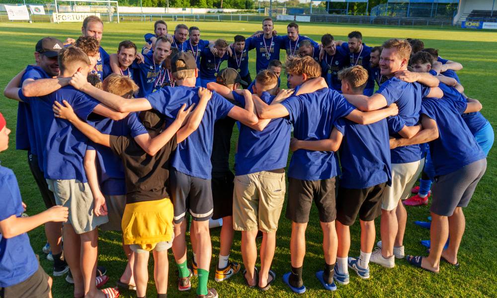 Otevíráme příjem žádostí o sportovní dotace! ⚽   Na podporu sportu a pohybových aktivit jde celkem 45 milionů korun. 💸   Peníze jsou určeny na:  ➡️ každodenní činnost sportovních klubů a spolků  ➡️ opravy a modernizaci sportovišť   Cílem je dostupný sport, kvalitní zázemí a podpora dětí, mládeže i aktivního životního stylu napříč regionem. 🏃♂️