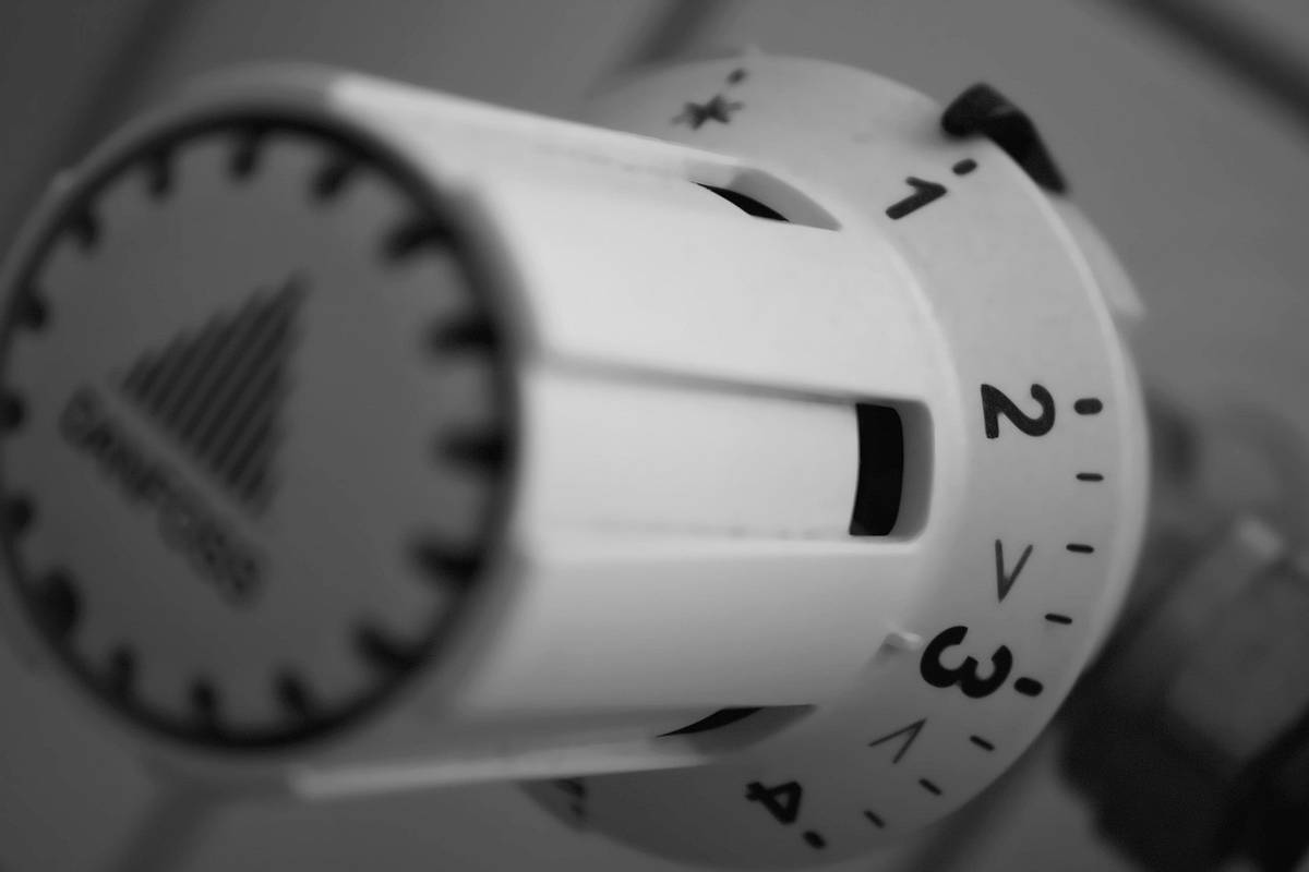 Zákazníci teplárenské společnosti ENERGIE Holding v Litoměřicích se dočkají příznivého vyúčtování za rok 2025. Společnost díky důslednému řízení nákladů a systematickému zvyšování efektivity výroby a distribuce tepla snižuje výsledné ceny oproti cenám vyhlášeným na konci roku 2024. Výsledná cena v Litoměřicích je oproti vyhlášené nižší o 7,5 procenta.  „Vyjádřeno v korunách mohou naši zákazníci v Litoměřicích očekávat přeplatek přibližně 1 300 až 1 800 korun,“ říká Dušan Malý, předseda představenstva společnosti ENERGIE Holding. „Jde o průměrnou domácnost s nejčastějším odběrovým tarifem, konkrétní částka se odvíjí od skutečné spotřeby tepla,“ doplnil. Nižší ceny jsou výsledkem cílených investic do efektivity provozu, optimalizace výroby a distribuce tepla a důsledného řízení nákladů napříč všemi lokalitami. Společnost zároveň dlouhodobě zajišťuje nákup paliv s předstihem, aby svým zákazníkům poskytovala cenovou stabilitu a omezila dopady výkyvů na energetických trzích. ENERGIE Holding tak potvrzuje svou strategii aktivního řízení, jejímž cílem je poskytovat spolehlivé dodávky tepla za férové a konkurenceschopné ceny. Tisková zpráva společnosti ENERGIE Holding