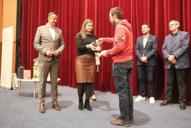 Zástupci Přerova včera poděkovali prvodárcům krve a patronům loňské kampaně Daruj krev, zachraň život! Setkání bylo věnováno lidem, kteří darovali krev od června do prosince - i těm, kteří je k prvnímu odběru přivedli.Důvodem kampaně je dlouhodobý nedostatek dárců krve. Zatímco v roce 2019 přišlo v přerovské nemocnici darovat krev 422 prvodárců, v roce 2024 jich bylo už méně než 150. Město proto třetím rokem spolupracuje s nemocnicí na podpoře dárcovství a oslovování nových zájemců. „Spotřeba krve roste, ale počet dárců klesá. Proto považujeme za důležité nejen o darování mluvit, ale také lidem osobně poděkovat,“ zaznělo na setkání, kterého se zúčastnili mimo jiné primátor Petr Vrána, náměstek pro sociální oblast Vladimír Lichnovský a primář hematologicko-transfuzního oddělení přerovské nemocnice Štefan Repovský.Celoroční kampaň byla postavena na dvanácti přerovských osobnostech ze společenského, kulturního i sportovního života města, které se staly jejími patrony. Každý měsíc vznikal jejich medailonek a výzva k darování krve, které byly prezentovány v kině Hvězda, v nemocnici, na sociálních sítích města i v Přerovské spojce. Součástí děkovného podvečera bylo promítání filmu, losování tomboly a předání originálních triček prvodárcům. Dárky do tomboly věnovalo město i jednotliví patroni kampaně.  „Podpora dárcovství krve zůstává jednou z priorit města i do budoucna – cílem je nejen zvýšit počet prvodárců, ale také připomenout, že darovaná krev může zachránit lidský život. Letos město vyzvalo přerovské firmy, které se stávají patrony jednotlivých měsíců a motivují své zaměstnance k darování krve,“ připomněl primátor města Petr Vrána. Foto: Poděkování prvodárcům krve a patronům kampaně Daruj krev, zachraň život