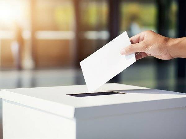 Mesto Moldava nad Bodvou spúšťa prieskum verejnej mienky o možnej zmene rozdelenia volebných obvodov. Dôvodom je rastúci počet podnetov od obyvateľov, ktorí navrhujú, aby mesto malo len jeden spoločný volebný obvod. V súčasnosti je mesto rozdelené na 5 volebných obvodov. Rozdiel medzi súčasným a navrhovaným systémom je zásadný: Pri piatich volebných obvodoch si volič môže vybrať maximálne troch poslancov len zo svojho obvodu. Pri jednom spoločnom volebnom obvode by mohol voliť trinásť poslancov z celého mesta. Mesto navrhuje aj možnosť rozdelenia na dva volebné obvody. V prvom obvode by občania Moldavy volili 12 poslancov z mesta a v druhom obvode by volili občania mestskej časti Budulov jedného poslanca, ktorý by zastupoval danú mestskú časť v Mestskom zastupiteľstve. Podľa vedenia mesta by zmena priniesla jednoduchší a spravodlivejší volebný proces, väčší výber kandidátov a lepšiu rovnováhu v mestskom zastupiteľstve. Anketa prebieha od 4. do 20. februára 2026 prostredníctvom ONLINE FORMULÁRA.