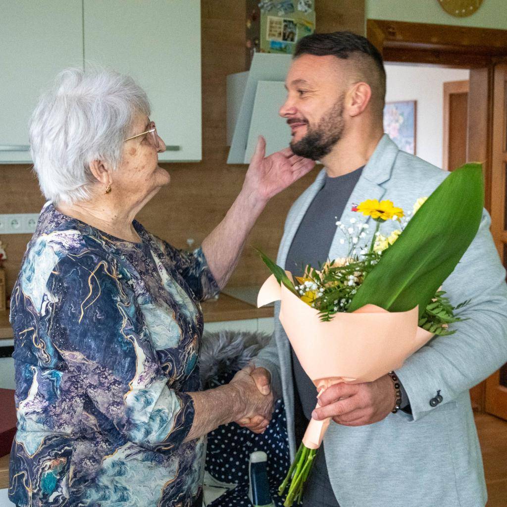 Naše mesto si aj v novom roku udržiava tradíciu osobných blahoželaní občanom pri príležitosti ich okrúhlych narodenín. Jubilantov navštívil primátor mesta Poltár Peter Sitor spolu s pani matrikárkou Ľubkou Šálkovou, ktorí im osobne odovzdali srdečné gratulácie, kvety a malé darčeky.