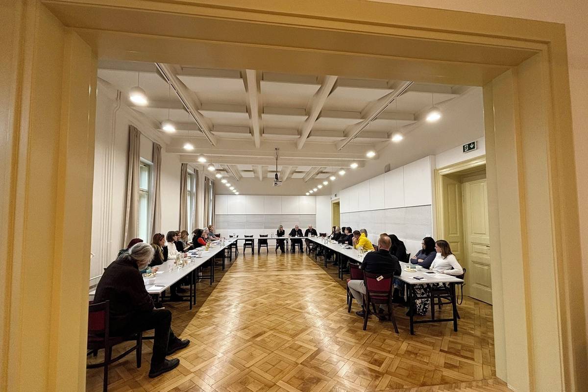 Odbor komunikace, marketingu a cestovního ruchu Městského úřadu v Litoměřicích uspořádal v Kulturním a kreativním centru neformální setkání pořadatelů kulturních a společenských akcí působících ve městě.  „Cílem bylo vytvořit prostor pro vzájemné seznámení, sdílení zkušeností a otevřenou diskusi o potřebách, výzvách i možnostech spolupráce mezi městem a organizátory akcí pro veřejnost,“ uvedla vedoucí odboru Pavlína Kodytková. Setkání se zúčastnili zástupci soukromých pořadatelů i příspěvkových organizací města, například Městských kulturních zařízení, Knihovny Karla Hynka Máchy či Městských sportovních zařízení. Přítomni byli také starosta Radek Löwy, místostarosta Jiří Adámek a vedoucí odboru školství, kultury, sportu a památkové péče Klára Moščicová. Pracovnice městského marketingu hostům připomněly dostupné možnosti, jakými Litoměřice prostřednictvím městských komunikačních kanálů pomáhají s propagací kulturních a společenských akcí. Jde například o denně aktualizovaný kulturní přehled na webu města, tištěný měsíční přehled na výlepových plochách, obrazovky města, radniční zpravodaj, systém Munipolis a v neposlední řadě také sociální sítě. Smyslem této podpory je lepší informovanost obyvatel i návštěvníků města, zvýšení návštěvnosti jednotlivých akcí a také lepší koordinace termínů větších událostí tak, aby si zbytečně nekonkurovaly. Starosta města v této souvislosti otevřel také téma užší spolupráce mezi jednotlivými aktéry a možnosti společných projektů. Jako příklad uvedl Litoměřickou muzejní noc, kterou každoročně pořádá Severočeská galerie výtvarného umění ve spolupráci s dalšími kulturními institucemi. Akce nabízí pestrý program složený z výstav, vernisáží, tvůrčích dílen, hudebních a divadelních vystoupení a dlouhodobě se těší vysoké návštěvnosti. Součástí setkání byla také prezentace nově vzniklé Destinační společnosti České středohoří, kterou Litoměřice založily společně s městem Ústí nad Labem a Ústeckým krajem. Ta má pomoci s propagací kulturních a společenských akcí nejen v rámci města, ale i v širším regionálním a turistickém kontextu. „Další příležitosti k prezentaci mimo běžné komunikační kanály nabídne v nejbližší době veletrh cestovního ruchu Holiday World, kde budou mít svůj vlastní stánek jak město, tak Zahrada Čech s MKZ, a Destinační společnost České středohoří bude na společném stánku Ústeckého kraje,“ uvedl starosta Radek Löwy s tím, že v červnu se Litoměřice představí v německé Fuldě na takzvaných Hessenských dnech, kde budou po celý víkend prezentovat místní kulturu, gastronomii, regionální výrobky i další zajímavosti. „Podobná prezentace je plánována také v září v Míšni v rámci tamního vinobraní. Tyto akce se uskuteční u příležitosti 30let od uzavření partnerské smlouvy s Míšní a 25 let s Fuldou,“ doplnil starosta Radek Löwy. Vedoucí odboru školství, kultury, sportu a památkové péče Klára Moščicová zároveň připomněla možnost čerpání dotační podpory na pořádání kulturních a volnočasových akcí. Setkání bylo koncipováno jako úvodní krok k užší a systematičtější spolupráci. Další navazující setkání je plánováno na druhé čtvrtletí letošního roku. Zazněly nejen pozitivní ohlasy na dosavadní spolupráci s městem, ale i konkrétní podněty k jejímu dalšímu zlepšování. {gallery}02026/setkani_kultura{/gallery}