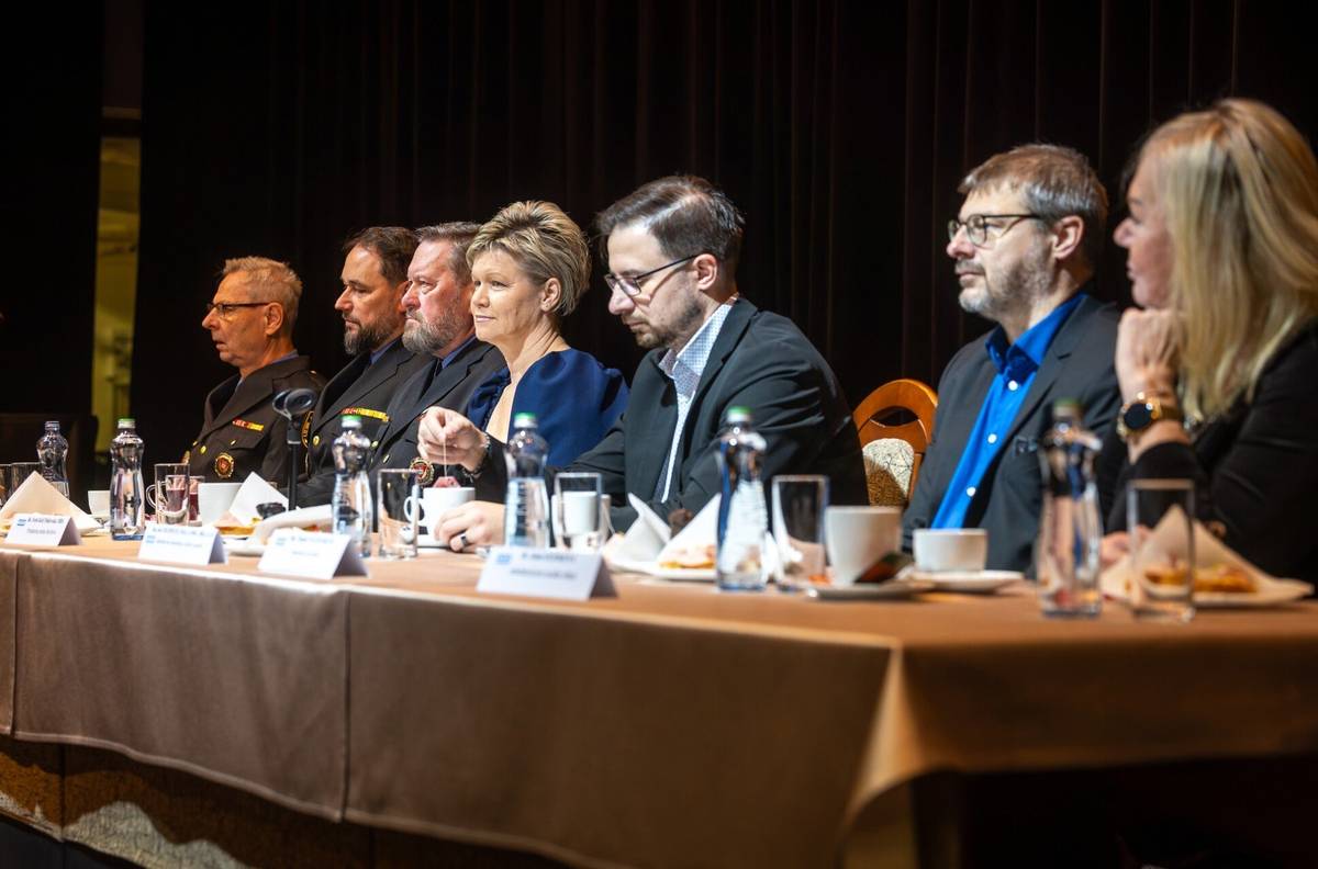 Vedoucí představitelé havířovského magistrátu a městské policie v úterý 3. února 2026 předali ceny strážníkům za dlouholetou službu i nejúspěšnější zásahy loňského roku a cenu Strážník roku za celoroční nadstandardní výkon služby. Slavnostní setkání proběhlo ve Společenském domě Reneta. V úvodu setkání poděkovala primátorka města Iveta kočí Palkovská a ředitel Městské policie Havířov Bohuslav Muras strážníkům za jejich činnost. Na programu bylo také každoroční hodnocení činnosti organizace za uplynulý rok. Nejlepší strážníci v roce 2025 Primátorka města a ředitel havířovské policie udělili ocenění nejlepším strážníkům za rok 2025. Ocenění za dlouholetou službu – Stužka za věrnost – Za 10 let práce u havířovské policie byli odměněni Lukáš Vrobel, Ondřej Porzer a Kateřina Raszková, za 15 let Čestný odznak Městské policie Havířov náleží Tomáši Veselému, Jiřímu Danelovi a Žanetě Daníškové. Za 20 let věrné služby obdržel ocenění Petr Knapík, za 25 let Libor Pěgřimek a za 30 let Lumír Braš, Marcel Funiok, Stanislav Baran, Roman Šteflíček, Tomáš Salamon a Karel Tichý. Pamětním listem za věrnost byla odměněna Monika Krpelíková za 10 let odpracovaných u MP Havířov a za 25 let odpracovaných u MP Havířov Petr Bezděk. Další strážníci byli odměněni za konkrétní zásahy. Ocenění za zásluhy o bezpečnost – Stužku za zásluhy o bezpečnost získali strážníci Tomáš Cisar, Miroslav Górecki a Stanislav Pawlas za zadržení pachatele při krádeži kabeláže z několika lamp veřejného osvětlení. Jozef Danihel, Miroslav Šimek, Tomáš Robenek a Jaromír Šlachta byli odměněni za zjištění a zajištění osob podezřelých z ublížení na zdraví a výtržnictví. Za zadržení pachatele trestného činu vloupání, včetně lupu devíti tabletů a další elektroniky, předali primátorka a ředitel MP ocenění Radimovi Kasparovi, Davidovi Kilnarovi a Kateřině Cikrle. Jan Daneček a Tomáš Pasterny byli oceněni za nalezení a předání pohřešovaného 6letého dítěte. Za dlouholetý přínos k bezpečnosti ve městě Havířově byl oceněn Martin Pastrňák. Ocenění za statečnost – Pánové Petr Knapík a Lukáš Vrobel byli odměněni za zadržení agresivního pachatele trestného činu výtržnictví pod vlivem omamných a psychotropních látek se zbraní.  Ocenění za záchranu lidského života – Za záchranu muže při pokusu vzít si život skokem pod vlak byli oceněni Jiří Kozubík a Daniel Roškot. Pavel Kubálek a Jakub Kuttler si vysloužili ocenění za záchranu muže ležícího na kolejišti. Kateřina Raszková byla odměněna za záchranu muže se sebevražednými sklony. Strážník roku 2025 Titul Strážníka roku 2025 za celoroční kvalitní, iniciativní a nadprůměrné plnění všech úkolů Městské policie Havířov získal Tomáš Cisar, který je u Městské policie Havířov zaměstnán od roku 2019 a v současné době je zařazen ve funkci inspektora. https://havirov-city.cz/aktuality/mestska-policie-havirov-ocenila-nejlepsi-strazniky-roku-2025