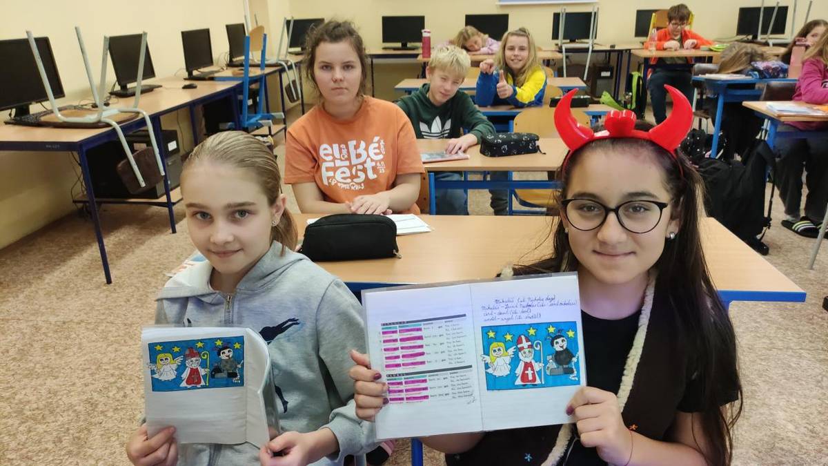 V průběhu prosince 2025 proběhly při hodinách AJ tematické hodiny zaměřené na advent a vánoční zvyky v Česku i v anglicky mluvících zemích.