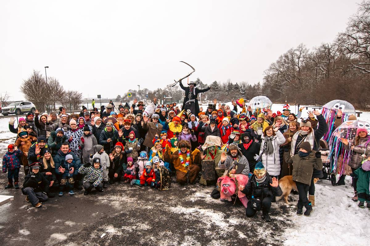 Masopustní průvod pořádaný v sobotu 31. ledna se i letos velmi vydařil. I přes chladnější počasí panovala skvělá atmosféra plná hudby, tance a krásných masek. Průvod doprovázelo koňské spřežení s hudebníky, nechyběly děti na valníku ani oblíbené masopustní postavy. Děkujeme všem, kteří se na akci podíleli – účastníkům, umělcům, pořadatelům a zejména všem, kteří připravili občerstvení před svými domy.