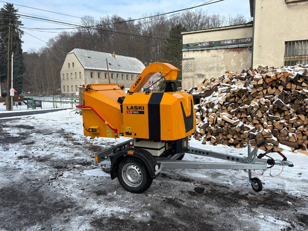 Řady obce Višňová posílil nový pomocník v podobě štěpkovače LASKI LS 160. Štěpkovač je určený pro zpracování dřevní hmoty, větví a keřů do průměru 160 mm. Prvním jeho velkým úkolem bude příprava štěpek na podzimní sázení višňového stromořadí podél horní objízdné komunikace mezi Višňovou a Minkovicemi. Plánovaná je výsadba 200 ks višní, takže štěpky bude pořeba opravdu mnoho. Starosta