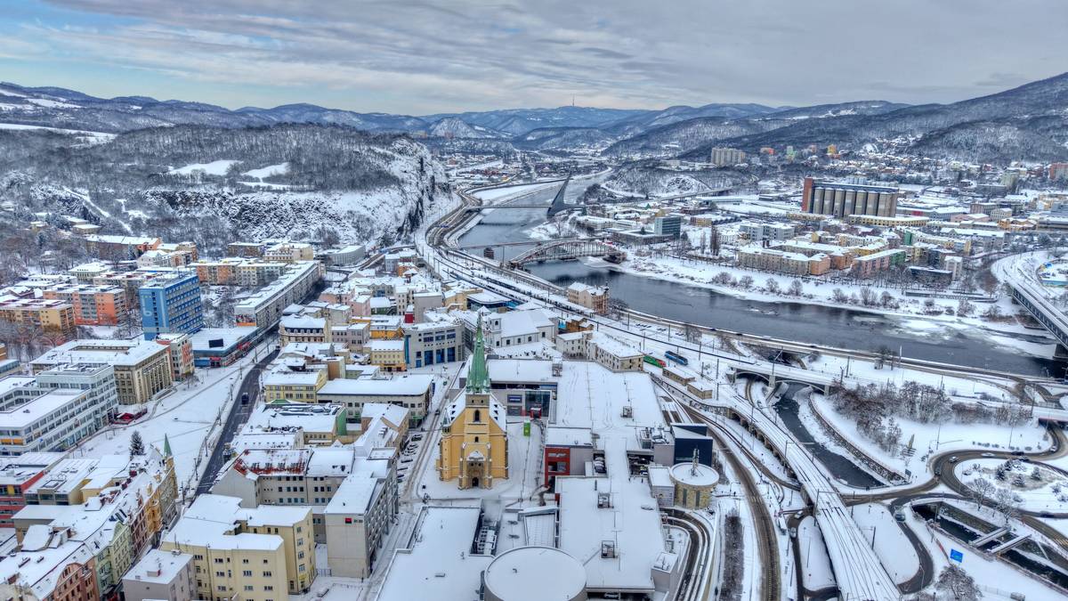 🎟️ Zvýhodněný balíček vstupenek TicketPack Vám umožní navštívit pět vybraných turistických cílů s více než 40% slevou a zároveň využít další zajímavé bonusy.  ⛸️ Kluziště u budovy magistrátu je k dispozici každý den v odpoledních hodinách.  🏊♀️ Na odpočinek a relax můžete vyrazit do plaveckého a volnočasového areálu Koupaliště Brná nebo do Saunového světa v Plaveckém areálu Klíše. PÁTEK 23. 1. ✅ Až do neděle můžete v Oblastním muzeu v Ústí nad Labem navštívit výstavu železničních modelů z dílny Klubu litoměřických železničních modelářů ✅ Veřejný sál Hraničář promítá dva filmy: Mrzout 2: Lepší časy a Žena na válečné stezce ✅ Činoherní studio uvede komedii VOJCEK_jednorozměrný člověk ✅ Klub Kladívko slaví 4. narozeniny ✅ O večerní zábavu se v Café Max postará DJ Funkenstein ✅ Ve Veřejném sále Hraničář zahraje DJ The Lost Viking SOBOTA 24. 1.  ✅ Dům dětí a mládeže pořádá další kreativní dopoledne ✅ Na kreativní kurz techniky linorytu vyrazte do Knihovny Ústeckého kraje ✅ Nordic Walking DĚČÍN zve na výlet k Vaňovskému vodopádu ✅ Veselá Brná zve na Masopust v Brné ✅ V sobotním zápase 1. ligy mužů ve stolním tenise vyzve KST Apollo Ústí nad Labem tým TTC MS Brno ✅ Jiří Svoboda bude přednášet o historii, současnosti a budoucnosti jezera Milada na Zámku Trmice  ✅ Veřejný sál Hraničář promítá tři filmy: Medvědí princ, Od základu a Hamnet ✅ Do klubu Kladívko zajděte na Afterpárty Svět sám pro sebe 26  NEDĚLE 25. 1.  ✅ Nedělní zápas 1. ligy mužů ve stolním tenise přinese duel KST Apollo Ústí nad Labem vs. TJ Agrotec Hustopeče ✅ Do KOLOcafé zajděte na Masopustní rej pro děti (nutná rezervace) ✅ Veřejný sál Hraničář promítá dva filmy: Arco a Citová hodnota ✅ Činoherní studio uvede inscenaci Pipi Dlouhá punčocha ✅ Divadlo města Ústí nad Labem uvede jednu z nejúspěšnějších operet Johanna Strausse Netopýr ✅ Na zimní stadion zajděte na veřejné bruslení