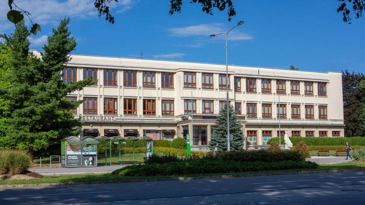 Magistrát města Havířova informuje veřejnost, že z důvodu plánované rekonstrukce datových kabelů v budově magistrátu došlo k dočasnému přemístění odboru školství a kultury do náhradních prostor. Odbor školství a kultury bude po dobu rekonstrukce působit v budově Kulturního domu Petra Bezruče na Hlavní třídě ve III. nadzemním podlaží v místnostech č. 309, 313, 314 a 315, a to po dobu jednoho roku, tedy do února 2027. Důvodem přemístění je zajištění plynulého chodu úřadu a minimalizace omezení poskytovaných služeb během technických prací. Úřední hodiny zůstávají beze změny. Kontaktní telefonní čísla a e-mailové adresy odboru zůstávají po dobu přemístění funkční. Po ukončení rekonstrukce se odbor školství a kultury vrátí zpět do budovy magistrátu. O případných změnách bude veřejnost včas informována. Děkujeme za pochopení. https://havirov-city.cz/aktuality/docasne-premisteni-odboru-skolstvi-kultury-duvodu-rekonstrukce-datovych-kabelu