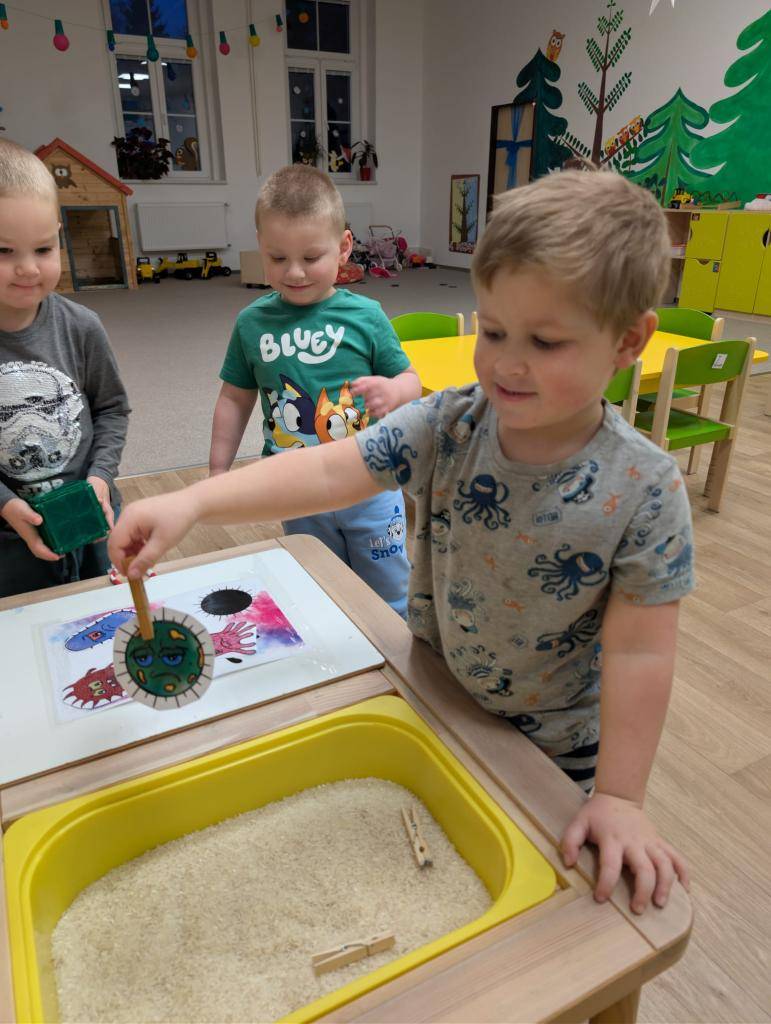 Děti ze třídy Kytiček užívají zimní radovánky.