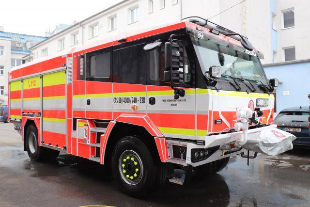 Přerovští dobrovolní hasiči dnes převzali nové zásahové vozidlo – cisternovou automobilovou stříkačku CAS 20 na podvozku Tatra Force, která výrazně rozšíří možnosti jednotky při požárních, technických i záchranných zásazích. Vozidlo je vybaveno nádrží na 4 000 litrů vody a 250 litrů pěnidla a patří k nejmodernějším typům své kategorie. Celková cena vozidla činí 10 milionů korun, přičemž část nákladů pokryla dotace ve výši 4 miliony korun od Ministerstva vnitra a částkou 2 miliony přispěl také Olomoucký kraj.                               Číst dál...